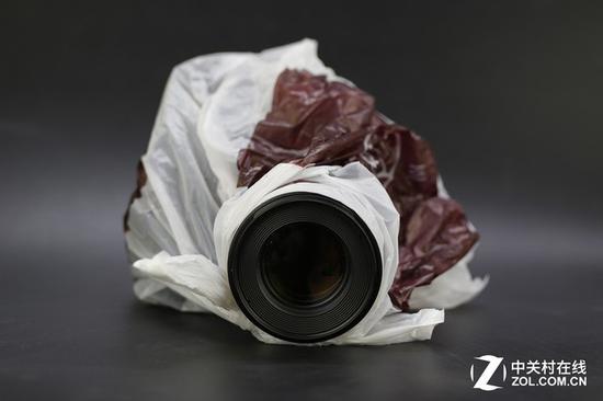 塑料袋充当防雨罩(最好给镜头带上遮光罩)