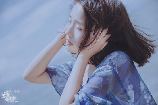 双手捂耳适合情绪片(摄影部落摄影师肉肉ROEM作品)