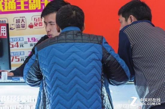 没有拿到手机的笔者 被带着来办理套餐
