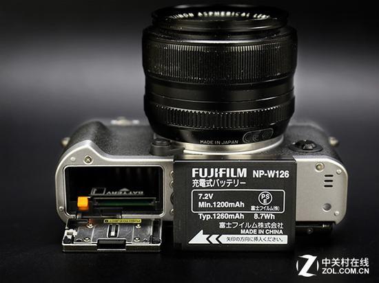 富士X-T20电池与存储卡槽都位于底部,电池容量为7.2V 1200mAh