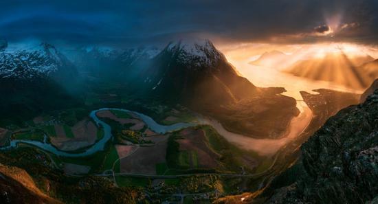 摄影师:Max Rive