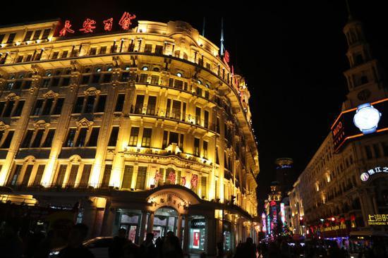 永安百货近日的夜景(丁明 摄)