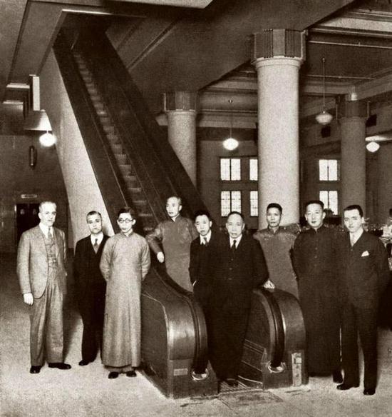 1936年,大新公司率先安装了两部自动扶梯。