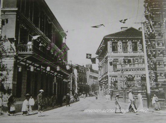 南京路,原为外滩通往第一跑马场的小道,人称“花园弄”,1865年拓宽后被命名为南京路。