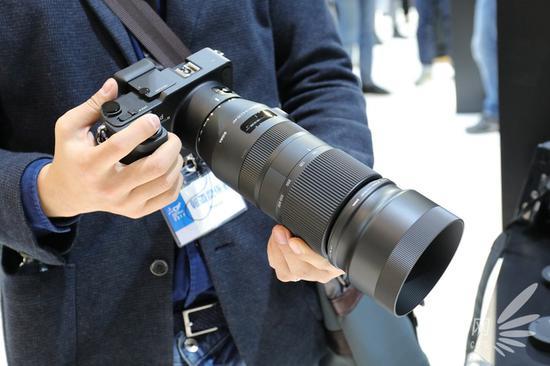 适马100-400mm F5-6.3 DG OS HSM镜头体积控制理想,基本和常规70-200mm镜头相仿