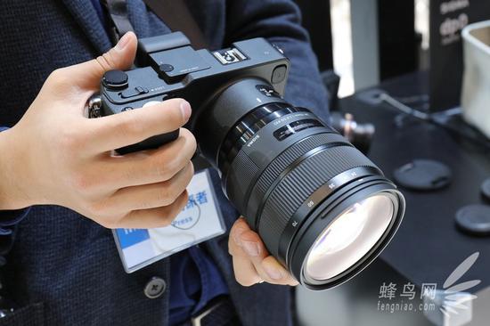 适马24-70mm F2.8 DG OS HSM镜头出人意料地被设计为追求轻便的取向