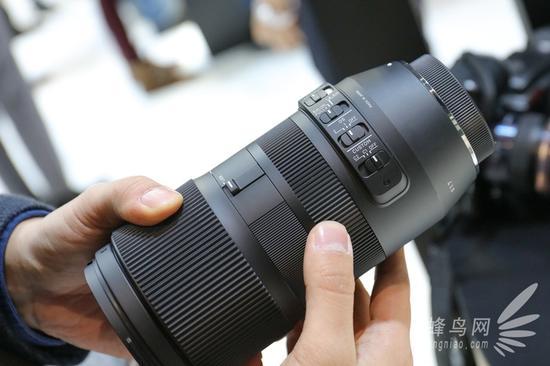 从外观上看很难想象这是一款最长400mm焦距的全画幅长焦镜头