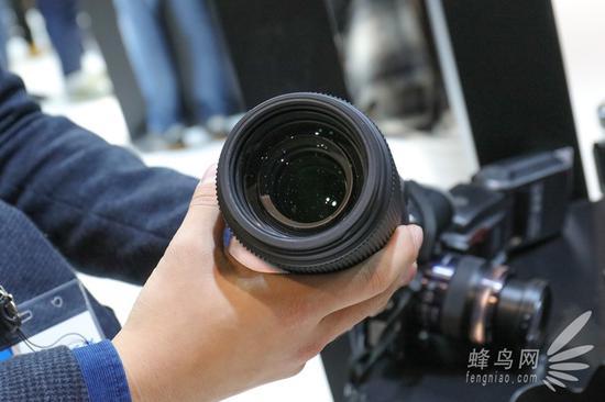 镜头的滤镜口径成功地控制在67mm