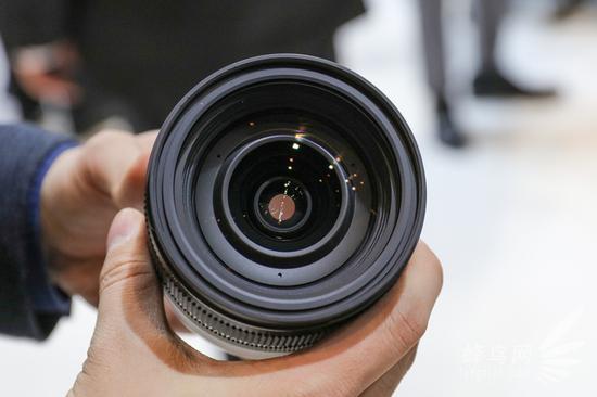 82mm的滤镜口径也是目前的24-70mm F2.8规格镜头的标配