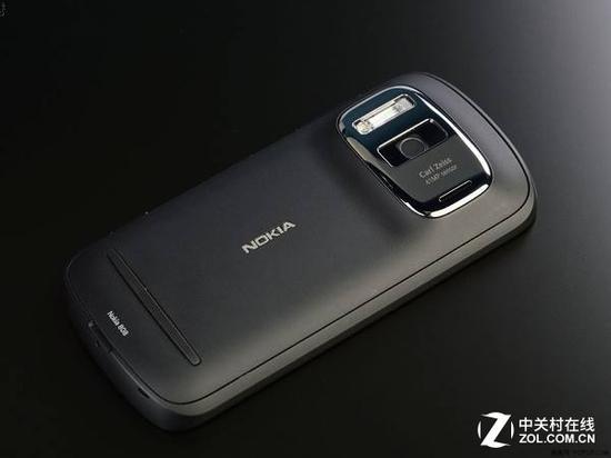 2012年,诺基亚推出了搭载4100万像素摄像头的808 Pureview