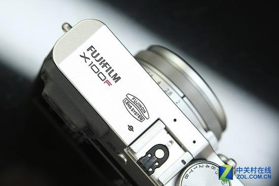 X100F的操控设计很大程度上借鉴了旗舰X-Pro2