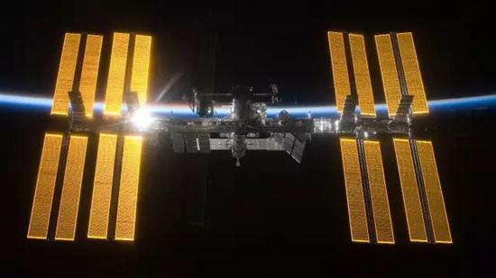 ▲在国际空间站上,时间流逝要比地球上的会慢一点。虽然国际空间站的时间同时受到了引力和速度的影响,但由于引力的作用很弱,因此速度是主导时间流逝的主要因素。(图片来源:ESA)