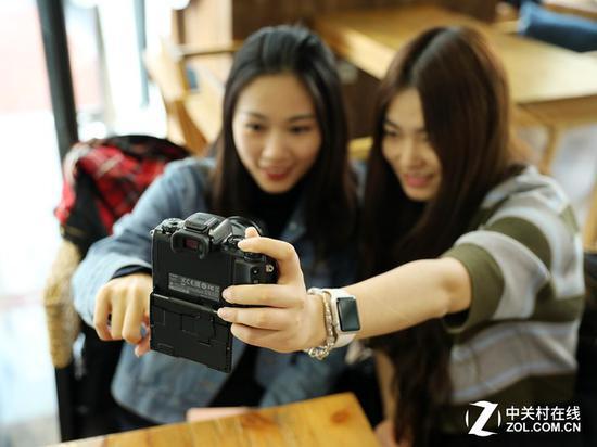 佳能EOS M5的屏幕可以180度翻转,能够看到屏幕