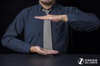 模特手摆放的三种姿势,经过讨论选择了第三种