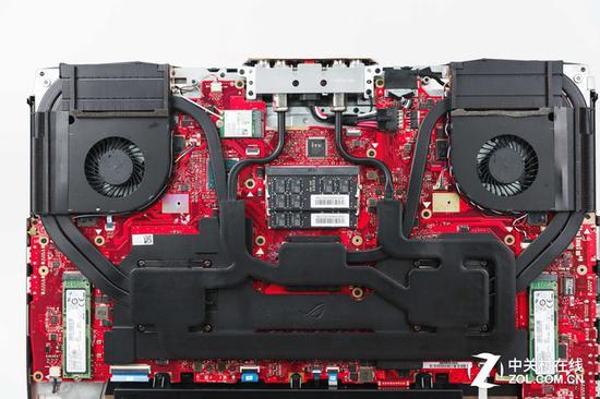 左右对称布置 单一风扇迁出一根热管连接CPU 两根热管连接一颗GPU