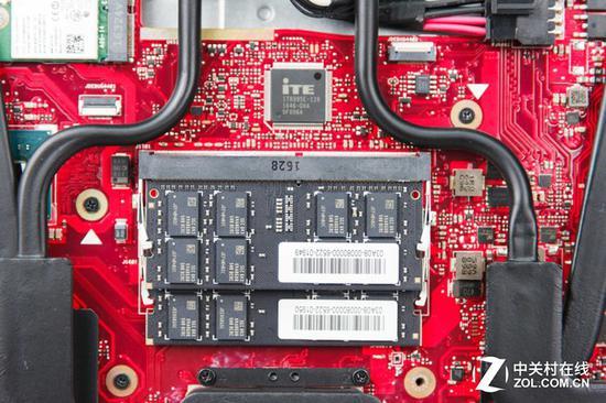 此次水冷同时连接CPU和GPU 内存在主板正背面各有两条
