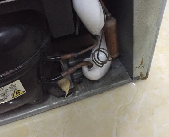 冰箱滴水可能是内部排水管道堵塞造成的