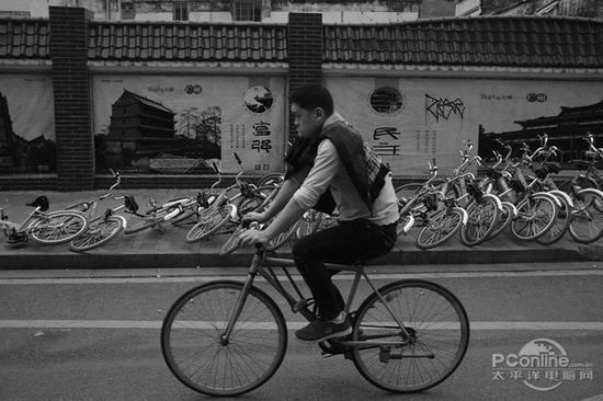 光圈:F2.2 快门:1/256 sec ISO:250(点击查看原图)