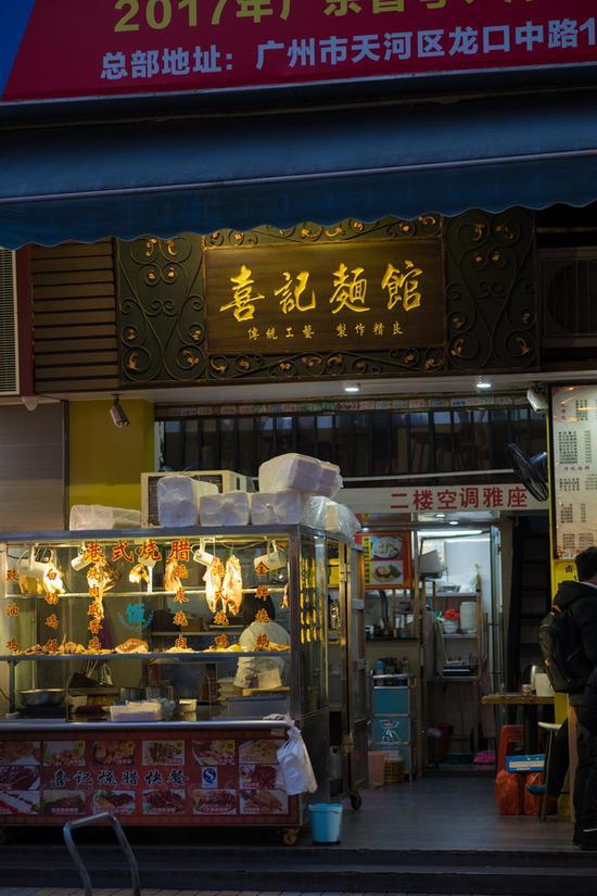 光圈:F2 快门:1/32 sec ISO:800