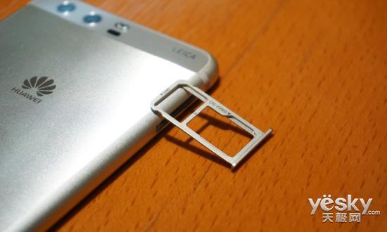 卡槽为一颗Nano-sim卡、一颗NanoSIM卡和micro SD卡二合一构造