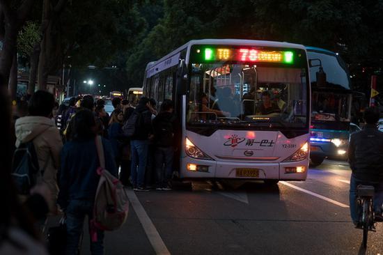 光圈:F2 快门:1/64 sec ISO:800