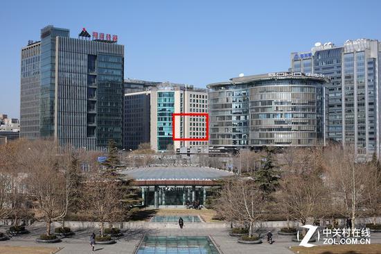 我们通过拍摄一组建筑样张来对比这三支镜头的小光圈锐度表现,红框处为对比区域