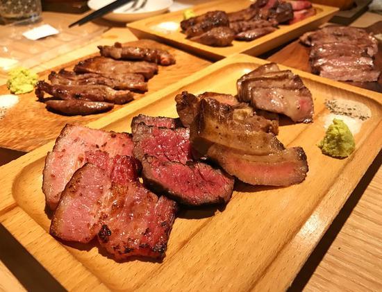 45度角拍摄可以反映食物材质与纹理特别适合肉类
