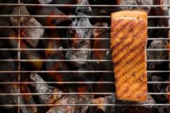 烤鱼比微波加工的鱼肉含有更高水平的HCA。图片来自shutterstock.com
