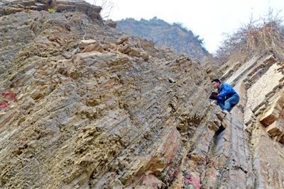 郑全锋在白家乡地质遗址考察