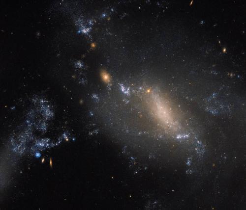 两个“近邻”星系相互作用,形成了独特的形状。(图片来源:ESA/Hubble & NASA)