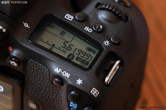 EOS 77D最大的区别就是配备专业的肩屏