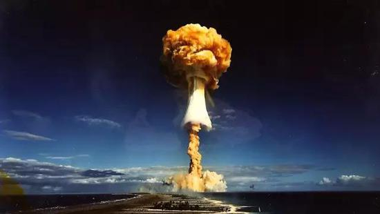 大气中爆炸的原子弹,核反应释放的大量热中子把空气中的氮-14变成碳-14