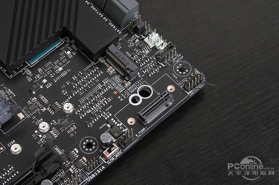 装甲下的M.2 SSD接口
