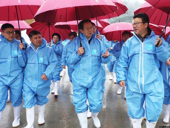 图注:农业部部长韩长赋(前排左三)一行参观网易味央养殖场,丁磊陪同讲解。