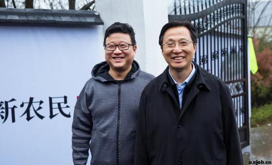 图注:韩长赋部长与丁磊在网易味央“跨界创业新农民”标语前合影。