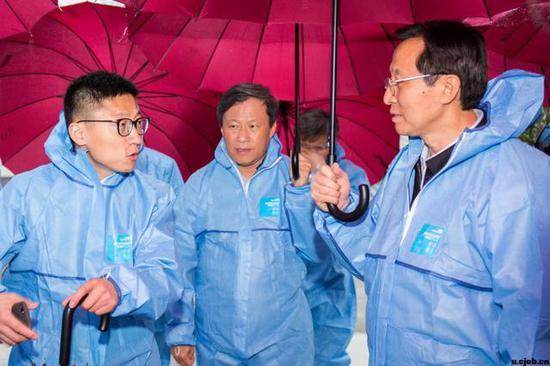 图注:网易味央CEO倪金德为韩长赋部长(右一)、孙景淼副省长(右二)讲解环保处理系统。