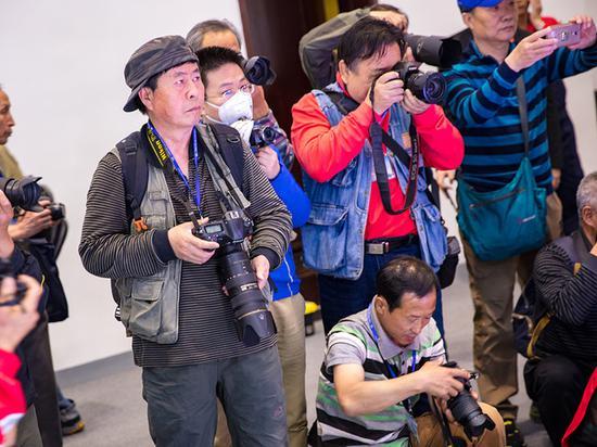 P&E展会上观众携带的器材种类繁多,堪比展台了