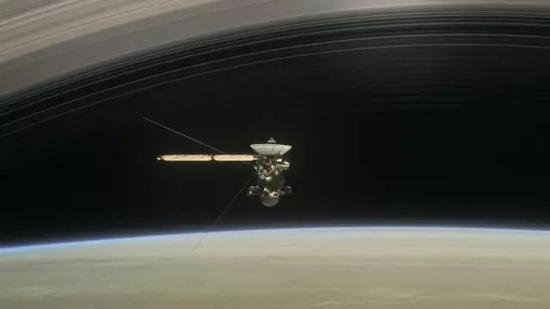 美国宇航局卡西尼号探测器钻入土星与土星环之间的间隙中