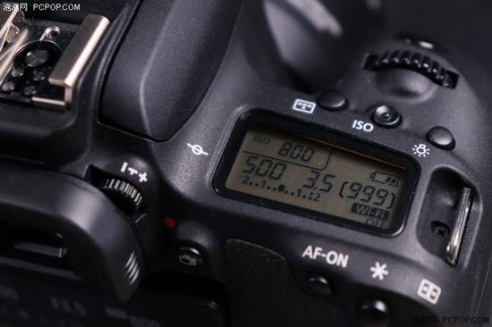 EOS 77D肩屏特写,可显示当前主要的拍摄参数设置