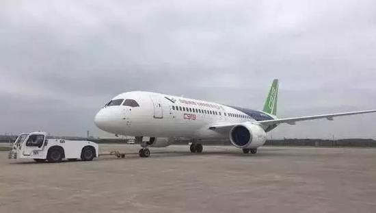 等待首飞的C919