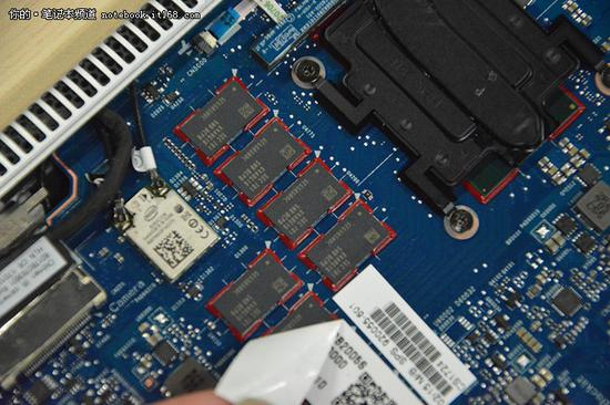 板载8G DDR4内存,每个芯片1G大小。