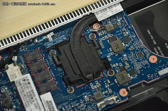 铜管下面压着i7-7600U的处理器