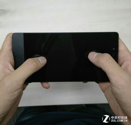 坚果Pro双手握持