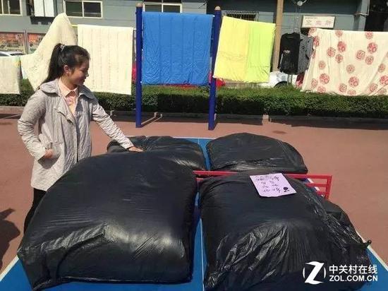 有人说用黑色塑料袋过住棉被暴晒能够去除螨虫