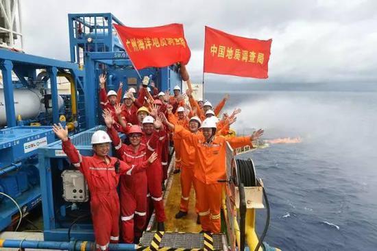 在“蓝鲸一号”钻探平台上,工作人员庆祝天然气水合物试采成功(5月16日摄)。新华社记者梁旭摄