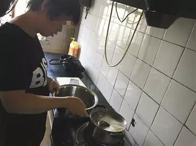胎盘倒卖者正在出租房内将胎盘煮水，捞出漂浮的杂质 图自新京报