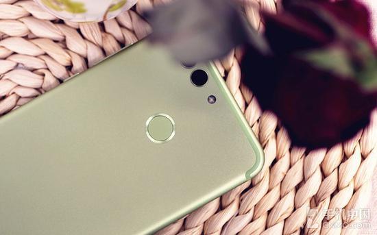 HUAWEI nova 2 Plus后置指纹