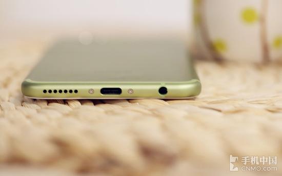 HUAWEI nova 2 Plus保留了传统耳机孔