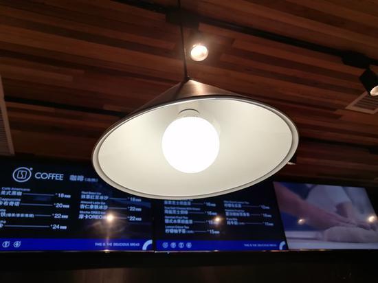 HUAWEI nova 2 Plus室内暗光照