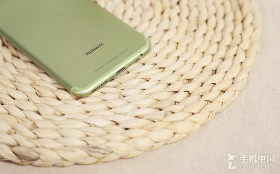 HUAWEI nova 2 Plus采用弧顶天线设计